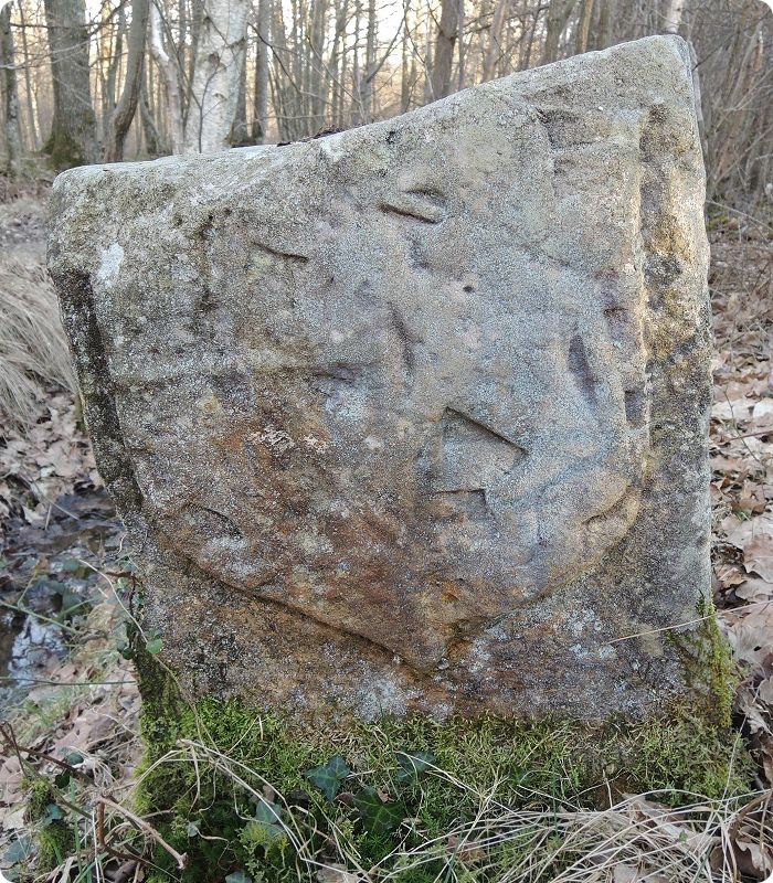 Borne armoriée en forêt de Rambouillet