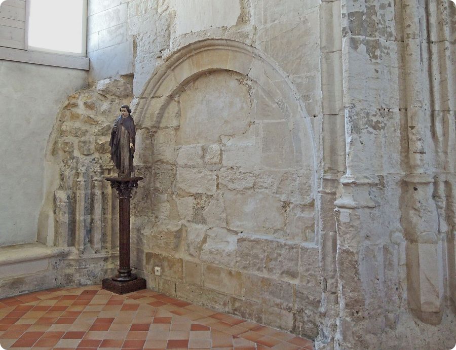 Enfeu dans la chapelle Saint-Nicolas