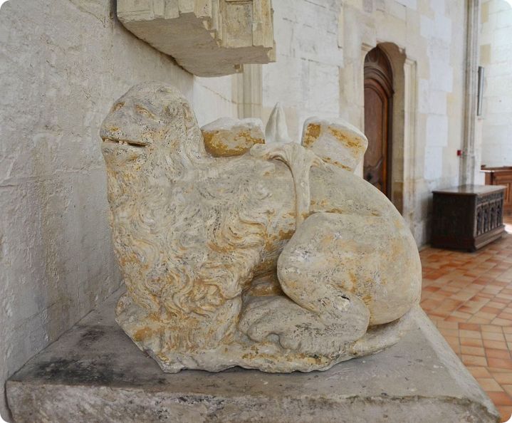 Lion pacifique et traces de polychromie