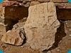 Fragments du blason des E.-Torcy sculpté
