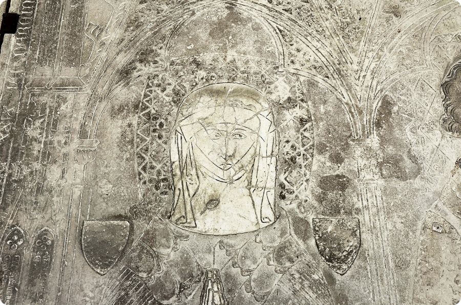 Pierre tumulaire de Jeanne d'Estouteville et Guillaume de Beauvais