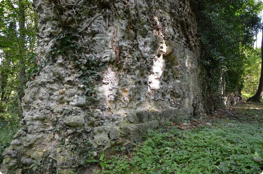 Vestiges du château médiéval d'Hautot-sur-Mer