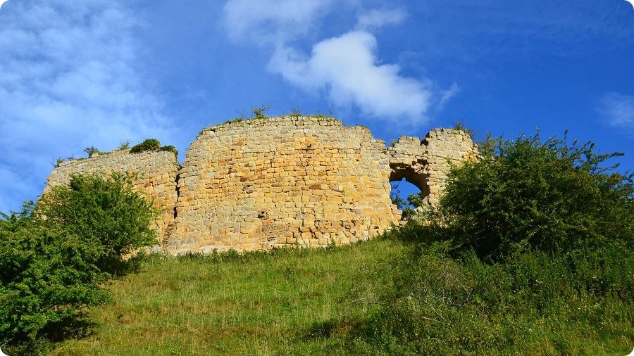 Vestiges du château médiéval de Mitford en Northumberland