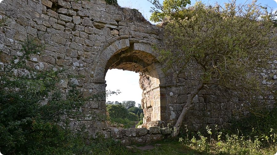 Vestiges du château médiéval de Mitford en Northumberland